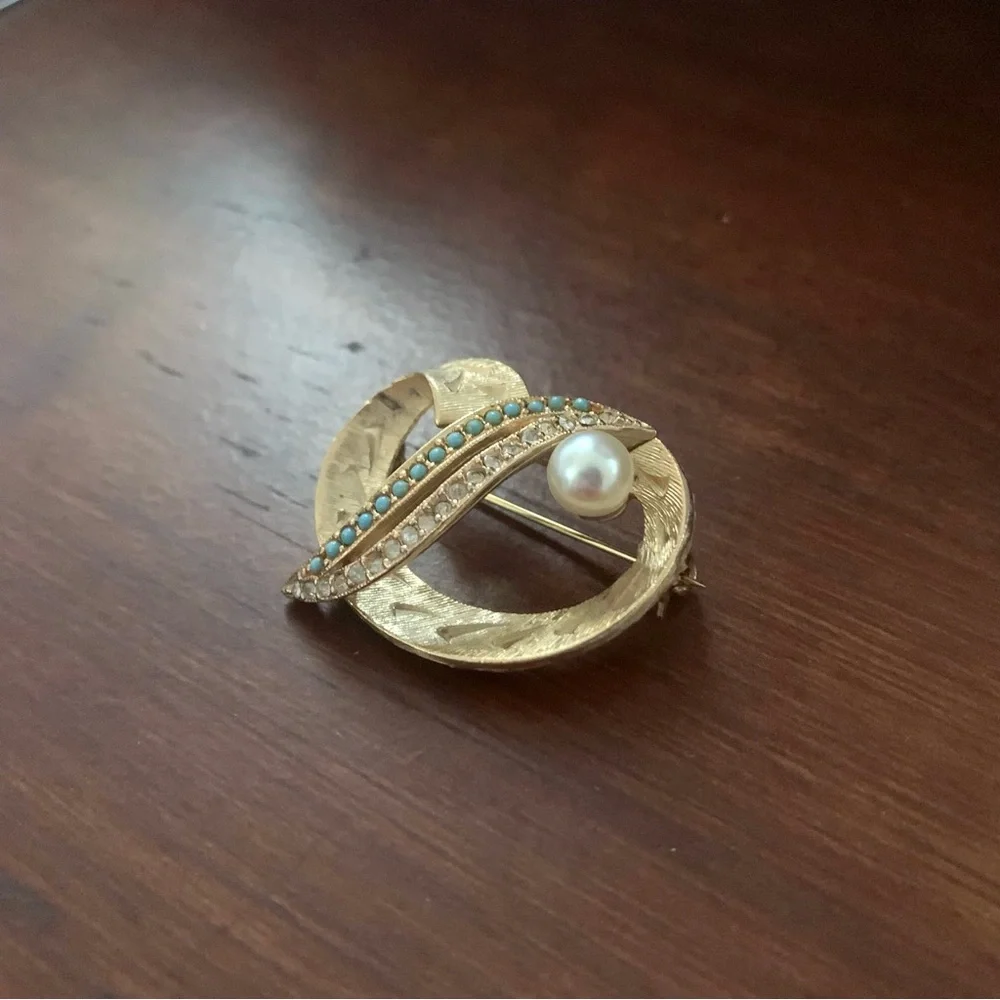 Beautiful gold tone brooch, pearl, faux diamond and turquoise color rhinestones